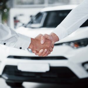 Zwei Menschen schütteln sich die Hand