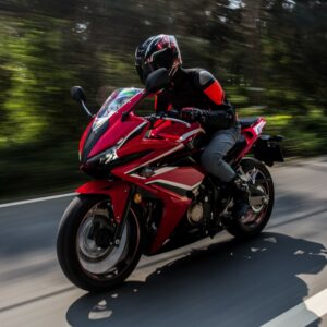 Motorradfahrer auf rotem Motorrad